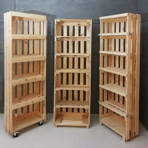 Modularer Schrank aus Holzkisten